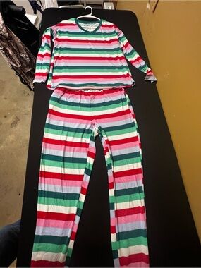 JOY SPUN LADIES LONG SLEEVE PULLOVER V NECK PAJAMAS. SMALL (4-6) MULTI-COLORED